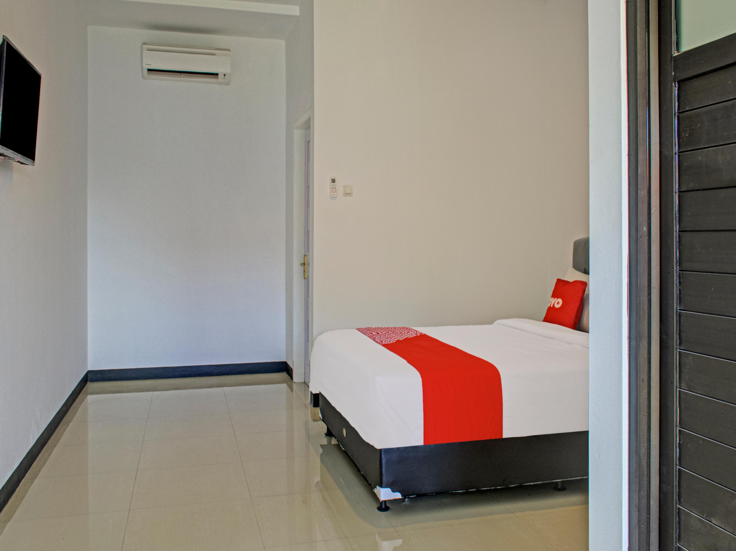 Oyo 3841 Wisma 25 Cilacap Exterior photo