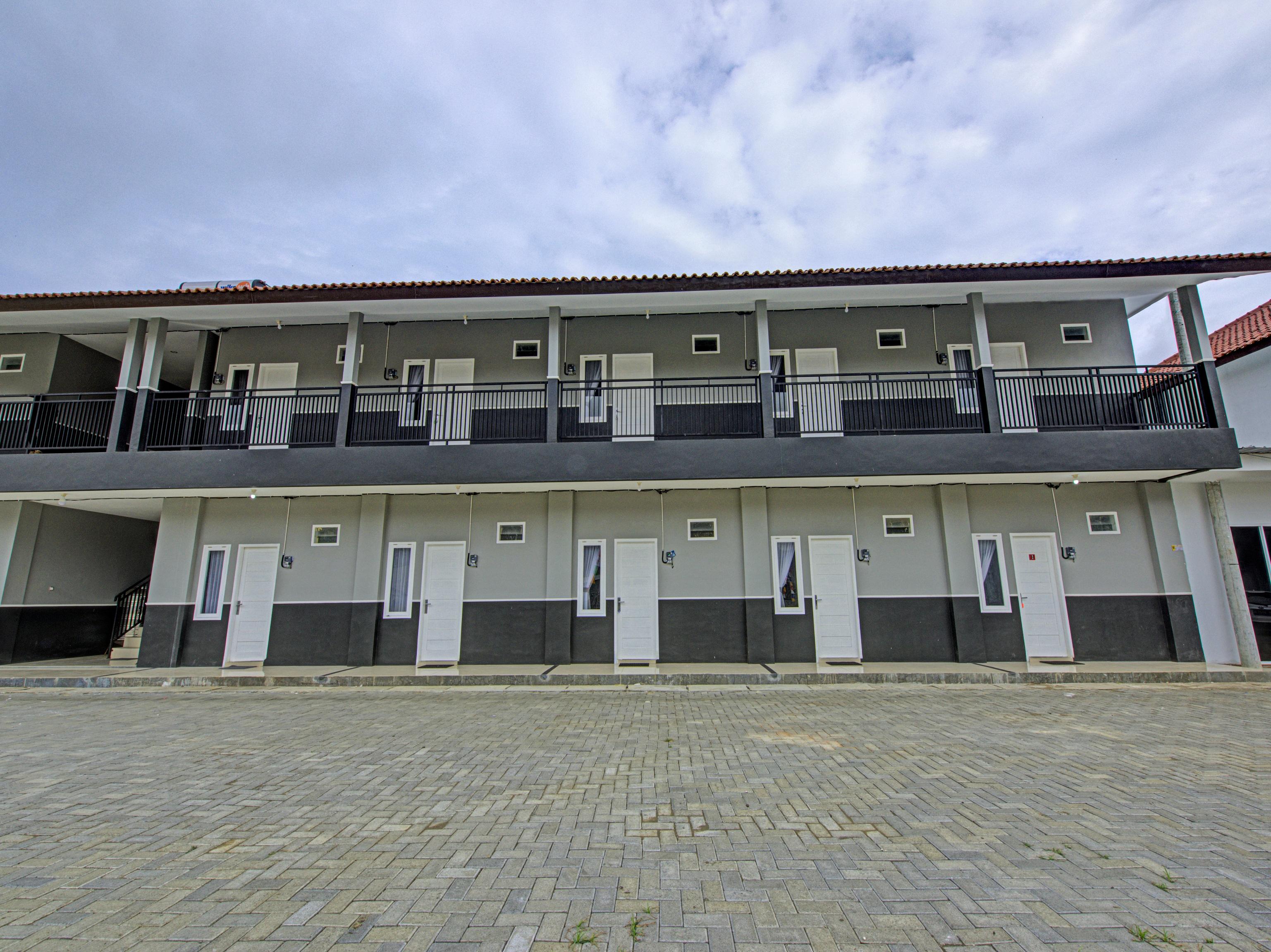 Oyo 3841 Wisma 25 Cilacap Exterior photo