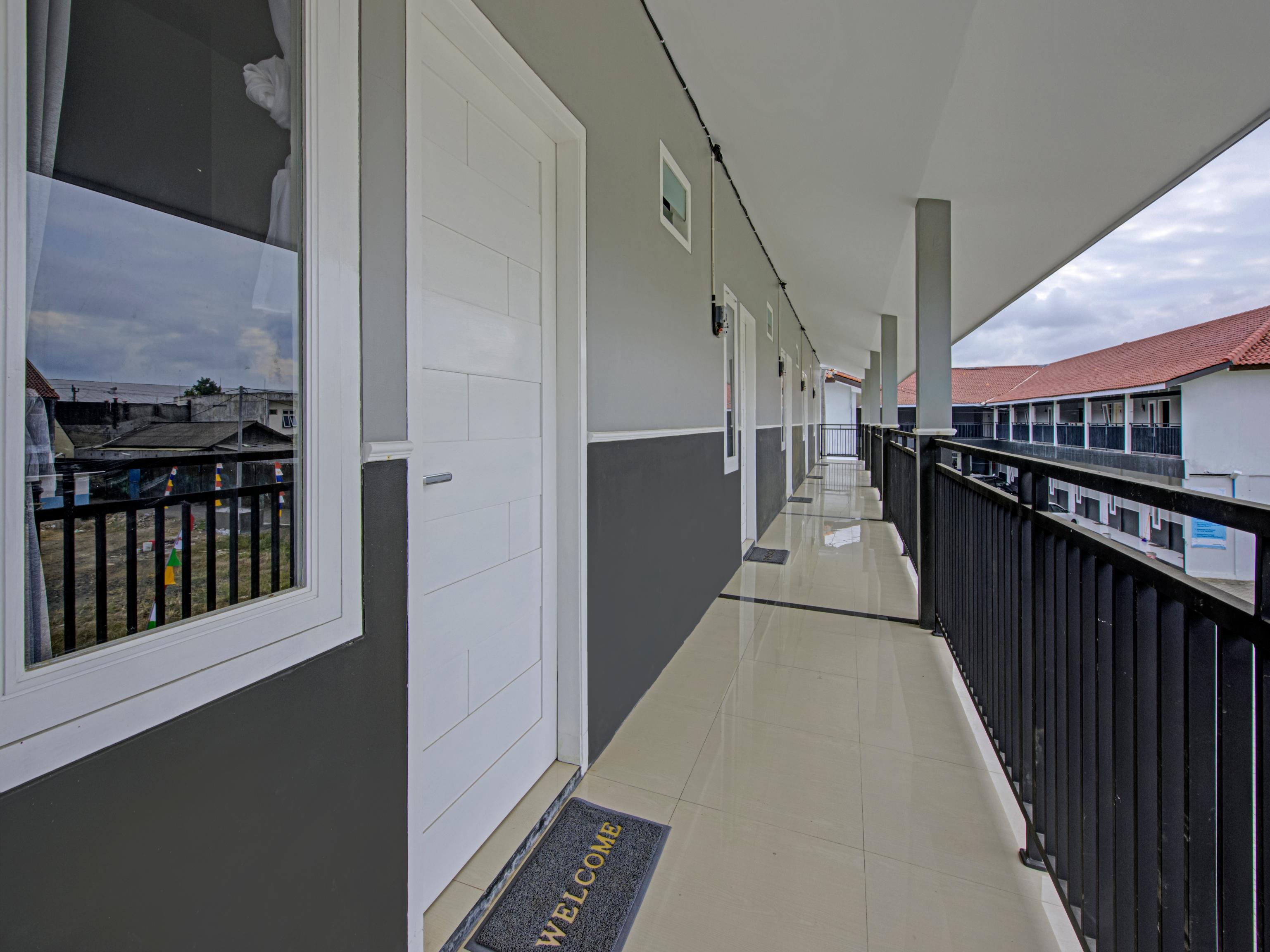 Oyo 3841 Wisma 25 Cilacap Exterior photo